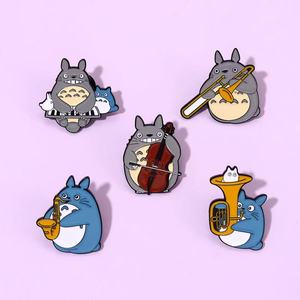 Broches Personalizados <span class=keywords><strong>de</strong></span> Saxofón, Violonchelo, Trompeta y Piano, Broches <span class=keywords><strong>de</strong></span> Esmalte <span class=keywords><strong>de</strong></span> Totoro Orchestra, Insignias <span class=keywords><strong>de</strong></span> Solapa, Regalo Musical Divertido <span class=keywords><strong>de</strong></span> Dibujos Animados para Niños y Amigos - Product Image 1