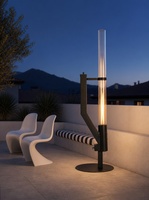 Poêle à granulés d'extérieur en acier brossé noir mat avec tube en verre pour vision de la flamme, coupe-vent, alimentation par gravité, autoportant