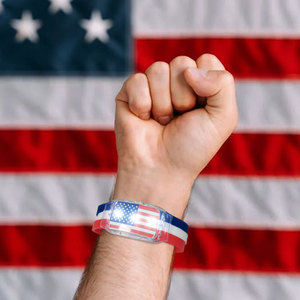 Logotipo personalizado Bandera intermitente Silicona LED Light up Pulsera para celebraciones del Día Nacional Suministros de vacaciones - Product Image 2