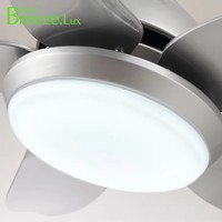 Ventilador de techo con motor silencioso de diseño tradicional con luz LED y control remoto, flujo de aire fuerte, acabado blanco y plateado para uso doméstico