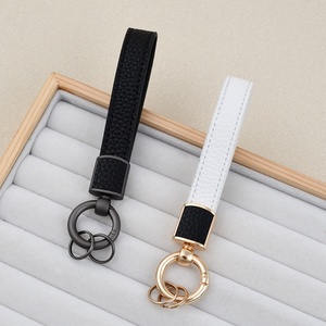 พวงกุญแจหนังลายลิ้นจี่เรียบง่าย พวงกุญแจคู่โลหะพร้อมสายคล้องมือ จี้ห้อยกระเป๋า สลักชื่อได้ เป็นของขวัญ ทำจาก PU และโลหะผสมสังกะสี - Product Image 2