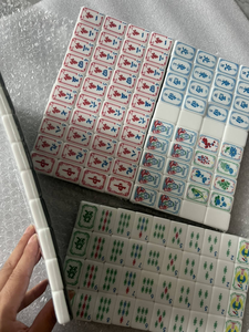 160 tuiles de mahjong américaines en acrylique, motif floral paon vintage, ensemble de jeu durable et portable pour 4 joueurs - Product Image 3