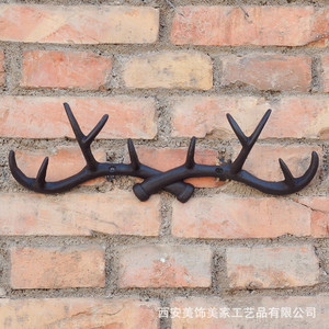 Perchero de pared de hierro fundido con forma de asta de ciervo, con tres o más ganchos para abrigos y gorras, para colocar detrás de puertas o en paredes. - Product Image 1