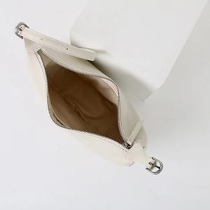 Bolso de Hombro Tipo Hobo de Media Luna, Hecho a Medida, de Cuero Curtido Vegetal, Ecológico, Impermeable, con Cierre de Cremallera - Product Image 4