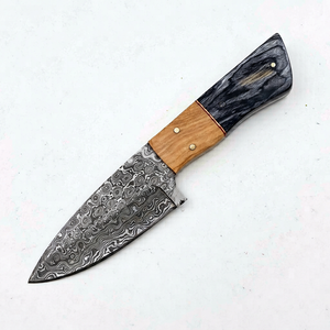 Outil utilitaire d'extérieur artisanal en acier Damas, manche bicolore en bois et résine, pièce de présentation - Product Image 1