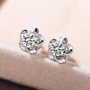 Pendientes de flor de oro blanco con diamantes de imitación de cristal, rellenos de oro de 18 quilates para mujer, uso diario, diseño clásico - Product Image 5