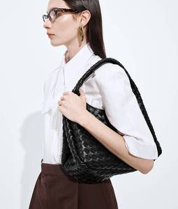 Bolso de hombro Bottega BV Travel Campana con silueta archivable en suave piel Intrecciato con cierre de lazo Veneta - Product Image 6