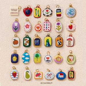 Miniaturas Vintage para el Día a Día |   Colgantes de Esmalte Pintados a Mano con Baño de Oro PVD de 18K |   Impermeable, Hipoalergénico y Resistente al Deslustre - Product Image 2