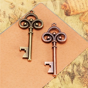 Breloque Clé Couronnée Vintage en Alliage, Pendentif Squelette pour Cartes d'Invité de Mariage - Product Image 3