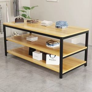 Mesa de exhibición para tienda de ropa, con superficie de madera y estructura metálica, independiente, horizontal y larga, para uso en tiendas minoristas. - Product Image 2