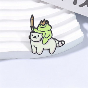 Pin de esmalte de dibujos animados de Rana Caballero montando gato blanco, estilo fantasí<span class=keywords><strong>a</strong></span> de cuento de hadas, con diseño de rana con corona dorada y espada, broche, insignia de solapa, joyerí<span class=keywords><strong>a</strong></span> - Product Image 3