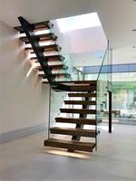 Escalier droit sur mesure en verre, design moderne 2026, pour villa
