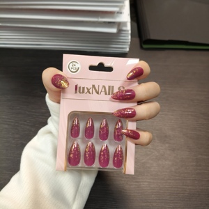 24 <span class=keywords><strong>Uñas</strong></span> Postizas Francesas Color Vino Tinto con Base Dorada y Diamantes Triturados, Forma Almendrada Mediana, Reutilizables, Estilo Festivo de Lujo - Product Image 2