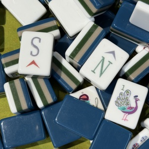 Jeu de tuiles de mahjong bleues légères pour voyage, tuiles effet écaille de tortue pour une utilisation intérieure et extérieure en déplacement - Product Image 1