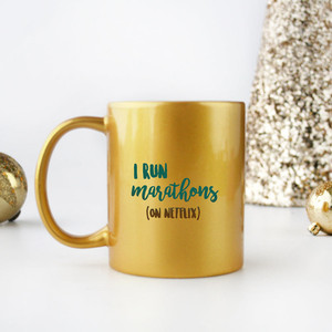 Taza Dorada y Plateada de Netflix con la frase: Corre maratones - Product Image 2