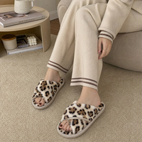 OEM/ODM Chaussons d'intérieur silencieux à bout ouvert pour femmes, imprimés personnalisés multicolores, chaussons croisés pour la maison et les gîtes