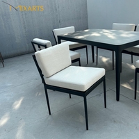 Ensemble de salle à manger d'extérieur moderne avec table et chaises en aluminium et tissu imperméable pour patio, jardin, plage ou hôtel