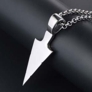 Collier pendentif moderne en acier inoxydable en forme de flèche pour hommes, design géométrique SP513 - Product Image 4
