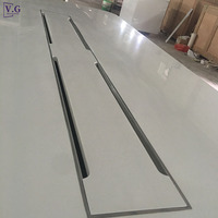 Table de conférence compacte en Corian blanc sur mesure avec prise multifonction pour petite salle de réunion, mobilier de bureau