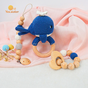 Set de Regalo <span class=keywords><strong>Personalizado</strong></span> para Bebé Recién Nacido, Mordedor y Sonajero de <span class=keywords><strong>Madera</strong></span> Orgánica con Diseño de Ballena Tejida a Crochet - Product Image 3