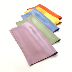 ผ้าไหมเล่นกีฬา สีสันสดใส 100% ผ้าไหม เป็นมิตรกับสิ่งแวดล้อม ปลอดภัยสำหรับเด็ก ผ้าพันคอผืนเล็ก - Product Image 2