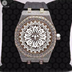 Montre en diamant très demandée pour la décoration et montre de mode de haute qualité pour les événements, les fêtes et les festivals, disponible à la vente - Product Image 2