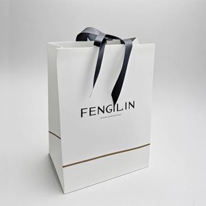 Borsa di Carta Bianca di Lusso con Elegante Dettaglio a Fiocco per Confezioni di Boutique di Marca Premium, Sacchetti di Carta Personalizzati - Product Image 1