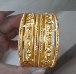 สร้อยข้อมือและกําไลสีทองที่เป็นมิตรต่อสิ่งแวดล้อมสําหรับโอกาสครบรอบและงานหมั้นจากอินเดีย - Product Image 2