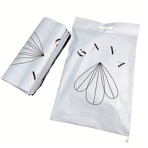 Bolsa de polietileno blanca para envíos, con logo impreso personalizado, para embalaje de ropa. - Product Image 1