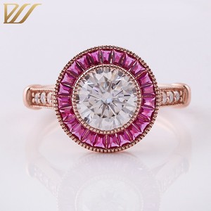 Dolce e bella 14k oro rosa personalizzato belle anello di fidanzamento taglio rotondo 1.5ct moissanite centro di pietra con rubino halo - Product Image 2