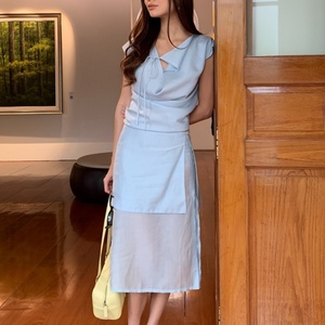 Conjunto de Dos Piezas Azul Claro para Mujer, Top Corto con Cuello Tipo Capucha y Manga Corta, Falda Midi Cruzada con Detalle de Panel Transparente - Product Image 2