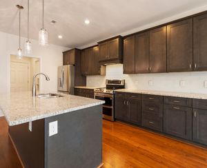 ตู้ครัวสำเร็จรูปสไตล์โมเดิร์นคลาสสิกจากอินโดนีเซีย ประตูอะคริลิคเคลือบแลคเกอร์ พร้อมก๊อกน้ำและแผ่นกันเปื้อน บรรจุภัณฑ์สำหรับจัดส่ง - Product Image 6