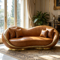 Canapé de luxe en forme de vague courbée, structure en métal doré, revêtement en similicuir souple, canapé lounge courbé pour villa, hôtel, décoration haut de gamme pour salon.