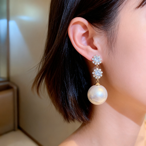 Orecchini Pendenti di Lusso con Perle e Design Floreale in Zirconi, Eleganti Orecchini Lunghi all'Ingrosso per Donne, Decorati con Cristalli Scintillanti - Product Image 2