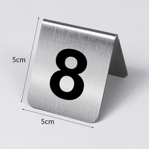 Enseigne de bureau en métal rustique avec logo personnalisé Enseigne durable en acier inoxydable brossé avec numéro de table Enseigne portable pour <span class=keywords><strong>hôtel</strong></span>, événement réservé - Product Image 2