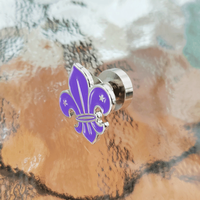 Épinglette en émail pailleté en métal Fleur De Lis avec logo personnalisé en gros pour chapeaux