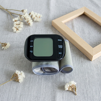 Tensiomètre de poignet électrique sans fil Bluetooth portable Famidoc FDBP-W1 facile à utiliser, certifié CE, garantie 2 ans