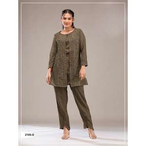 Traje Pakistaní Premium Listo para Usar, Tela de Georgette Sintética con Bordado Pesado Hecho a Mano y Trabajo con Lentejuelas, Atuendo para Fiesta - Product Image 3