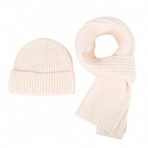Ensemble deux pièces bonnet et cache-cou tricoté personnalisé pour l'hiver, avec logo sur mesure - Product Image 5