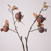 Arrangement floral artificiel style Wabi-sabi avec fleurs séchées, grenade et fruits séchés, centre de table en plastique