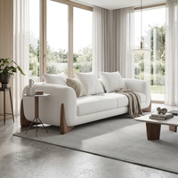 Canapé élégant en tissu blanc avec pieds en bois, canapé moderne et spacieux pour salon lumineux avec grandes fenêtres