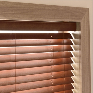Factory Wholesale Custom Sizes <strong>Basswood</strong> <strong>Blinds</strong> Remote or Tuya APP Control Electric Wood Venetian <strong>Blind</strong>