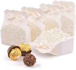 50 adet yeni kremsi beyaz Favor kutuları beyaz şerit avrupa Hollow şeker kutusu gelin duş düğün bebek doğum günü partisi için