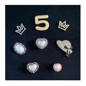 Vente de gros Designer de chaussures de marque en métal avec strass en métal de luxe en bling personnalisé pour décoration de chaussures sabots