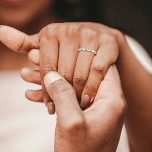 Anillo de media eternidad de compromiso y boda de moda con moissanita VVS GRA de corte brillante y engaste de canal, chapado en oro de 14K, joyería fina al por mayor - Product Image 5