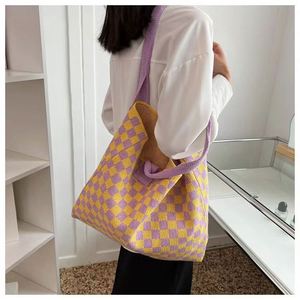 Bolso de Mano Tejido Resistente y Popular para Mujer, Bolso de Hombro a Cuadros de Ganchillo, Bolso Tote para Viaje - Product Image 6