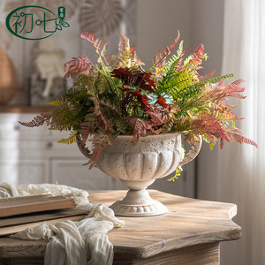 Vase à fleurs séchées en fer forgé antique, photographie de studio, ancien ornement décoratif, forme de trophée romantique français, style campagnard américain - Product Image 2