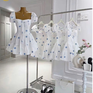 Vestido Blanco y Azul con Mangas Abullonadas y Escote Copa, Hecho en Vietnam, Mini Vestido con Mangas Abullonadas y Decoración con Estampado Floral Azul - Product Image 1