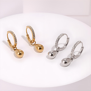 Boucles d'oreilles élégantes Teardrop Huggie plaquées deux tons avec des accents CZ Cadeau de bijoux à la mode pour les femmes qui aiment les motifs délicats - Product Image 2