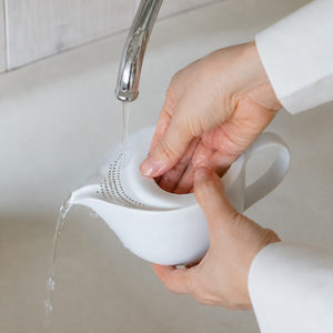 กาน้ำชาเซรามิก Shizuku Pot สีเบจ แบบ Banko Ware สไตล์ Japandi พร้อมที่กรองชาในตัวและหูจับ ผลิตในประเทศญี่ปุ่น - Product Image 5